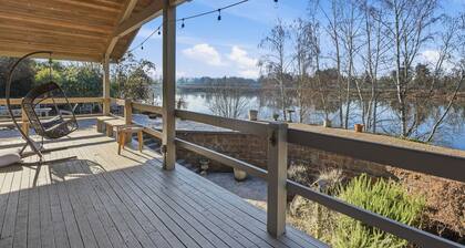 Lakefront Family Haven: Firepit, Games, & Sunsets