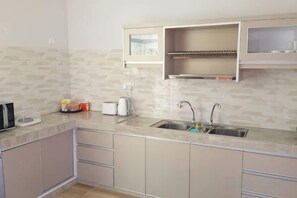 Fridge, microwave, dishwasher, toaster - Che Beach House (Rusila)