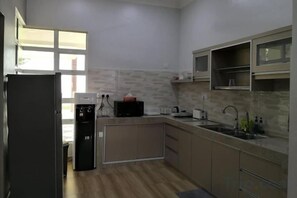 Fridge, microwave, dishwasher, toaster - Che Beach House (Rusila)