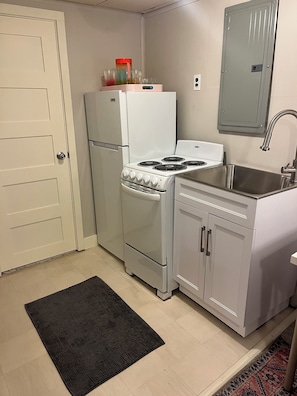 Fridge, oven, stovetop, coffee/tea maker