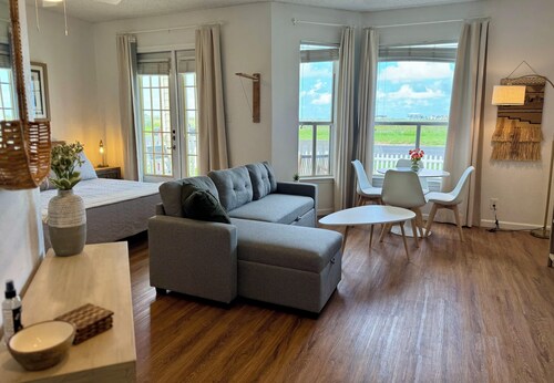 Primavera 3: Modern condo walking distance to the beach, Pet friendly