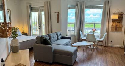 Primavera 3: Modern condo walking distance to the beach, Pet friendly