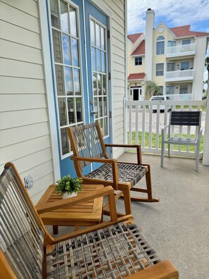 Terrace/patio - Primavera 3: Modern condo walking distance to the beach, Pet friendly (Corpus Christi)