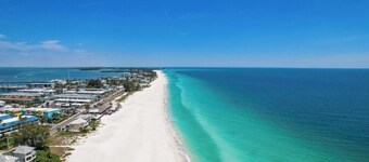 CHRISTMAS availability!Gorgeous 7 bedroom Beach house 2 minute walk to Beach!