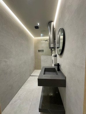 ヘアドライヤー、タオル、石鹸、トイレットペーパー