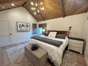 5 soverom, strykejern/-brett, wi-fi og sengetøy