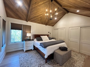 5 habitaciones, tabla de planchar con plancha, wifi y ropa de cama 
