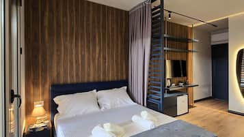 Quarto casal luxo | Frigobar, ferros/tábuas de passar roupa, Wi-Fi de cortesia