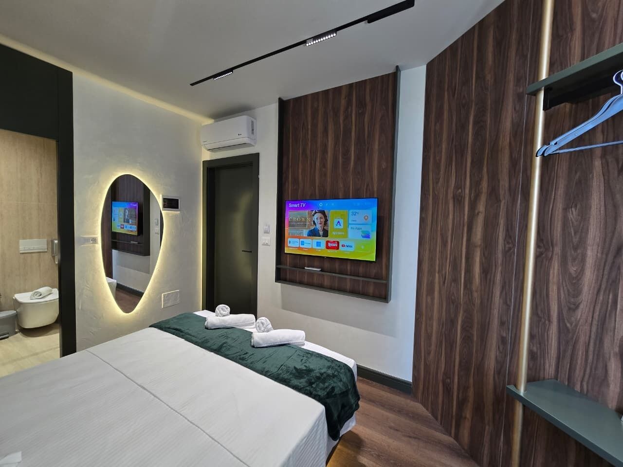 Standard Double Room | Minibar, iron/ironing board, free WiFi, bed sheets