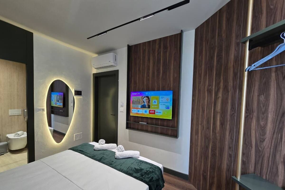 Minibar, iron/ironing board, free WiFi, bed sheets