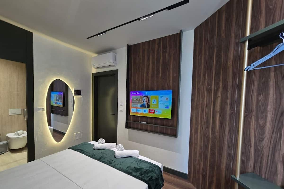 Standard Double Room | Minibar, iron/ironing board, free WiFi, bed sheets