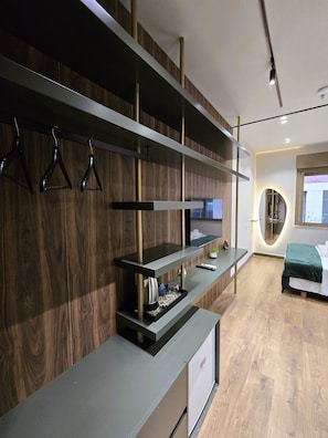 Habitación Deluxe doble | Zona de estar | Televisión LED de 40 pulgadas con canales por cable