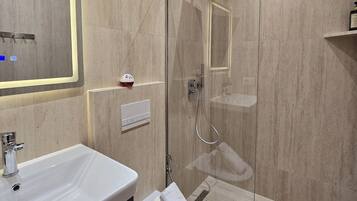 Suihku, hiustenkuivaaja, pyyhkeet, saippua