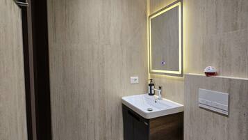 Deluxe Double Room | Bathroom
