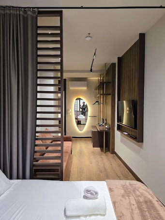 Deluxe Double Room | Minibar, iron/ironing board, free WiFi, bed sheets