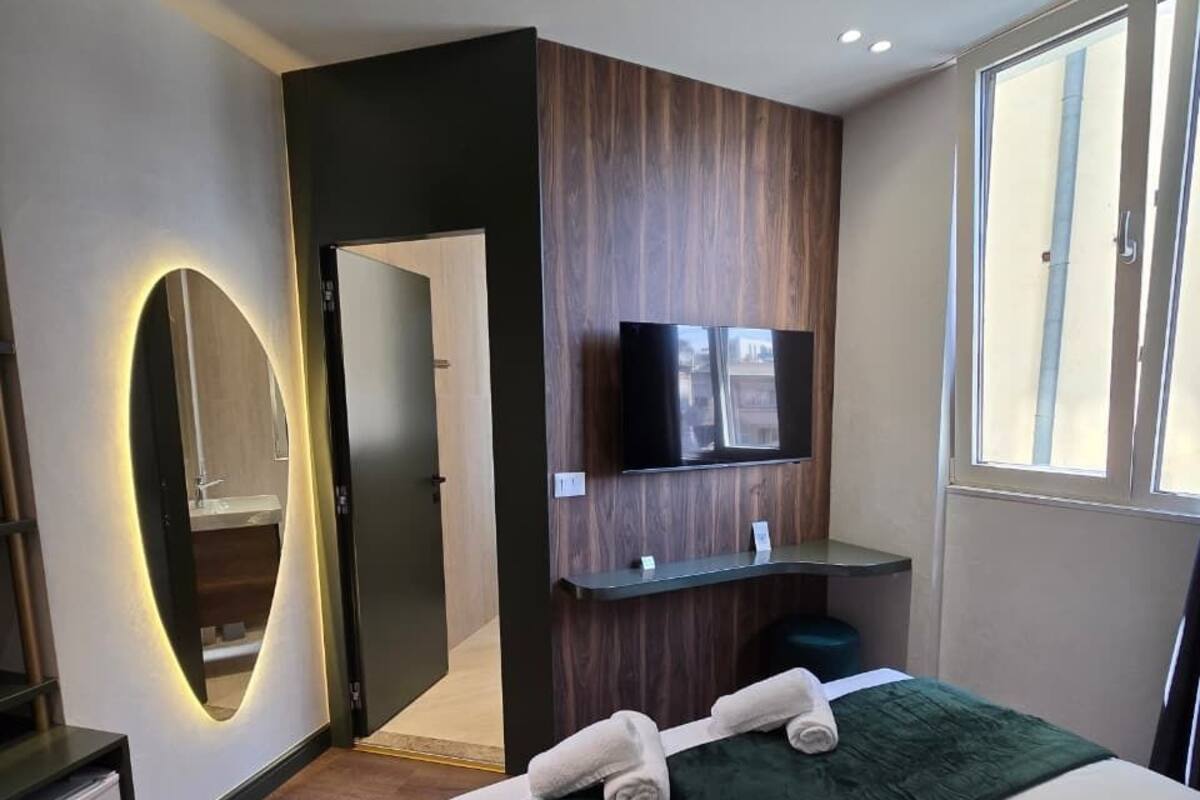 Minibar, iron/ironing board, free WiFi, bed sheets