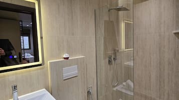 Deluxe Double Room | Bathroom | Shower, hair dryer, towels, soap
