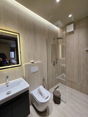Deluxe Double Room | Bathroom