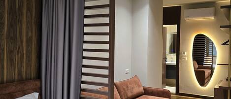 Habitación doble Deluxe | Minibar, tabla de planchar con plancha, wifi gratis y ropa de cama