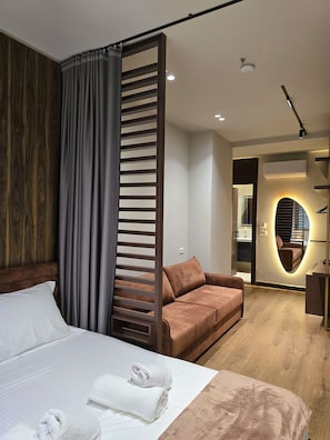 Deluxe Double Room | Minibar, iron/ironing board, free WiFi, bed sheets