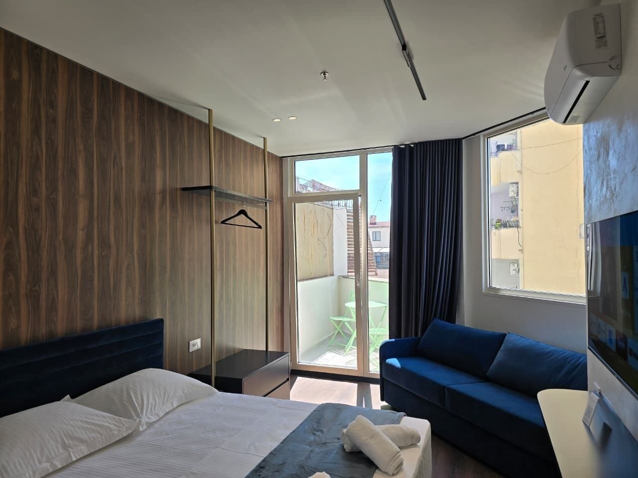 Standaard tweepersoonskamer, balkon | Een minibar, een strijkplank/strijkijzer, gratis wifi, beddengoed