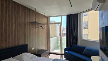 Standaard tweepersoonskamer, balkon | Een minibar, een strijkplank/strijkijzer, gratis wifi, beddengoed