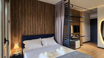 Deluxe Double Room | Minibar, iron/ironing board, free WiFi, bed sheets