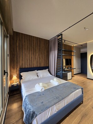 Deluxe tweepersoonskamer | Een minibar, een strijkplank/strijkijzer, gratis wifi, beddengoed
