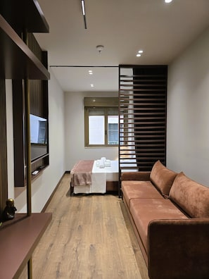 Deluxe Double Room | Minibar, iron/ironing board, free WiFi, bed sheets