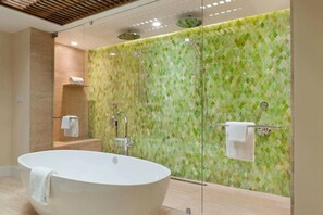 Haartrockner, Handtücher, Seife, Toilettenpapier