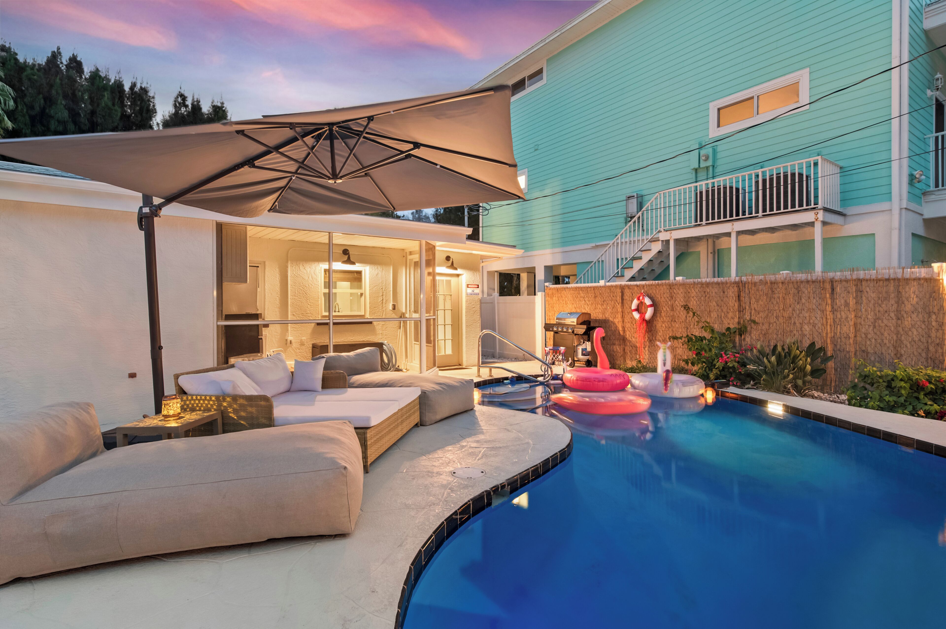 室外游泳池，恒温泳池