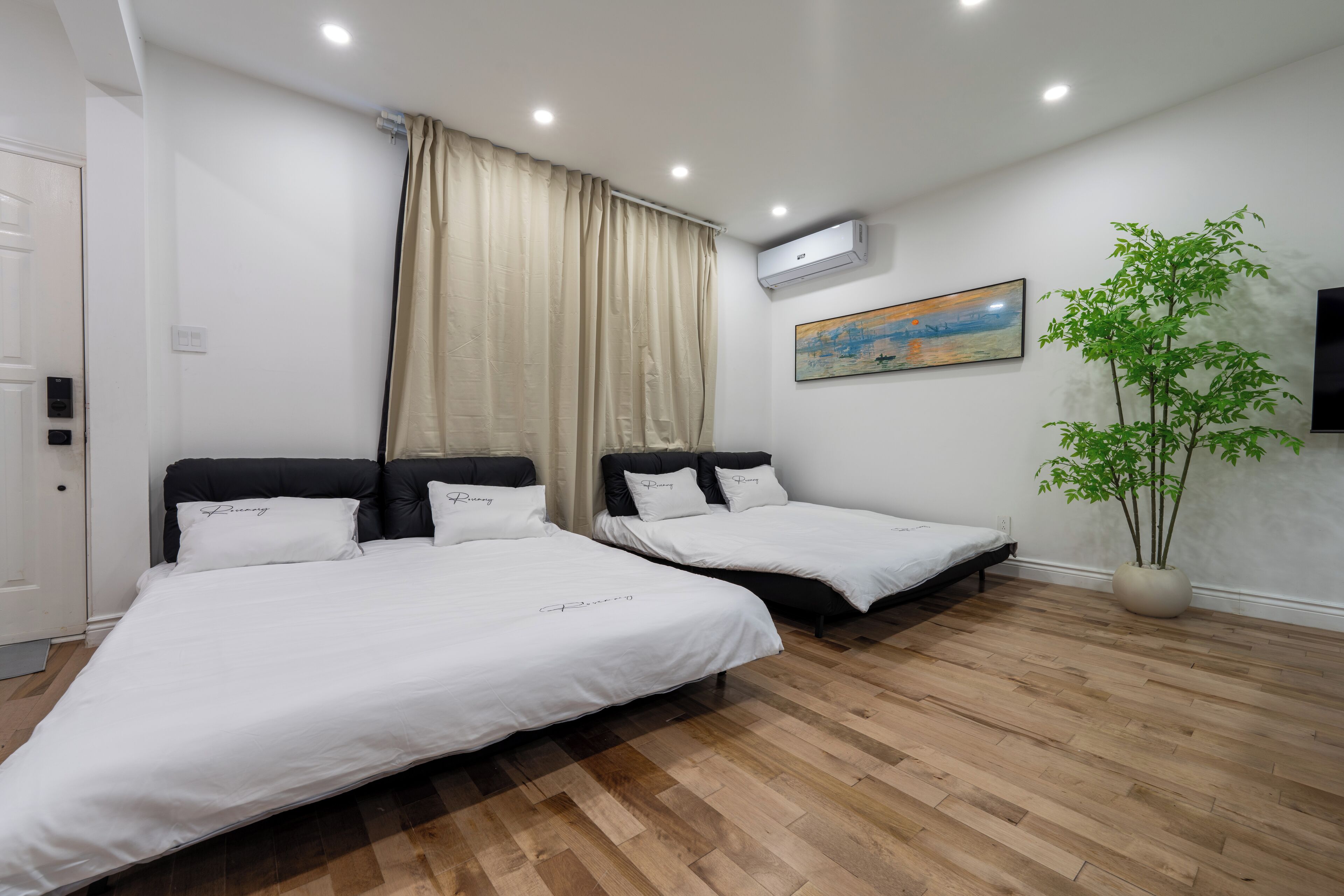 3 habitaciones, tabla de planchar con plancha, internet y ropa de cama 