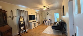 Charming 2-bedroom house in picturesque Harvey with AC
