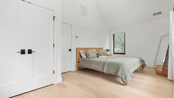 2 bedrooms, desk, iron/ironing board, travel crib
