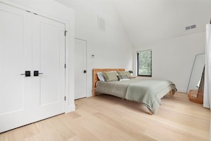 2 bedrooms, desk, iron/ironing board, travel crib