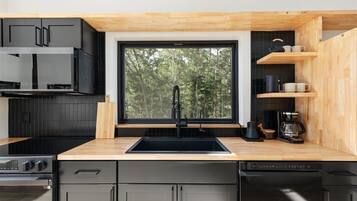 Een koelkast, een magnetron, een oven, een kookplaat