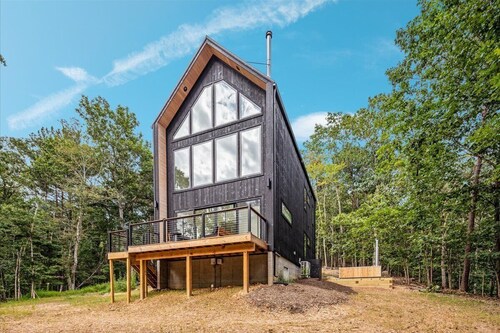 Modern 2-Bedroom Scandanavian Style Chalet Near Shenandoah Natl Park w/ Hot Tub