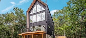Modern 2-Bedroom Scandanavian Style Chalet Near Shenandoah Natl Park w/ Hot Tub