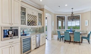 Een magnetron, een oven, een kookplaat, een vaatwasser