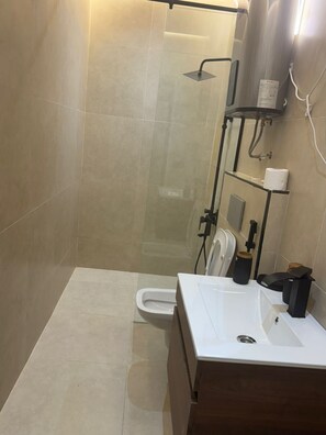 ヘアドライヤー、タオル、トイレットペーパー