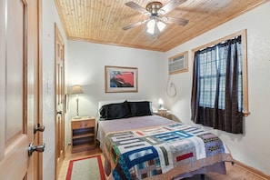 Travel cot, WiFi, bed sheets