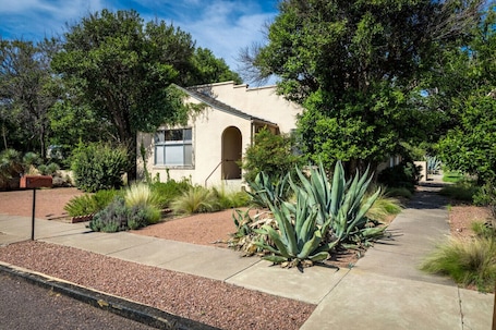 Property grounds. The Lovie House - Historic Retreat