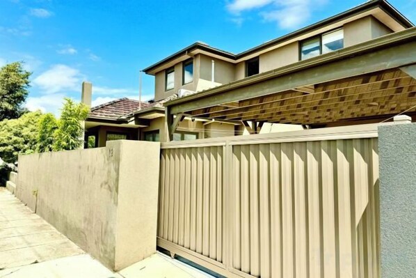 Unclassified image, 1 of 34, button - Four Season Home (Bentleigh)