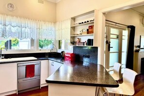 Unclassified image, 3 of 34, button - Four Season Home (Bentleigh)
