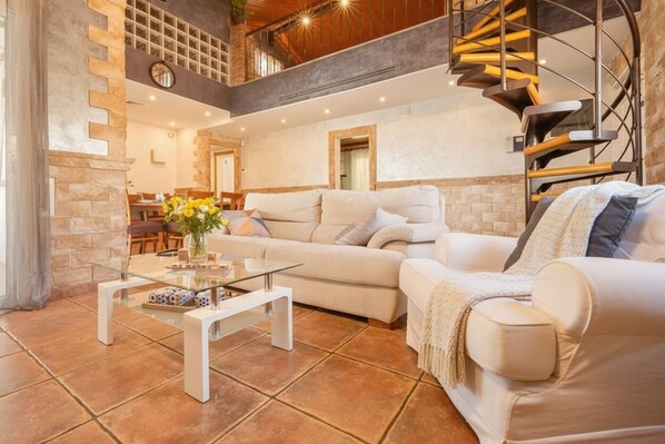 TV, table tennis - Sea View Villa | Pool BBQ & Beach - Barcelona (Calafell)