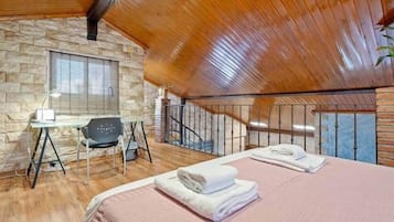 4 habitaciones, tabla de planchar con plancha, wifi y ropa de cama