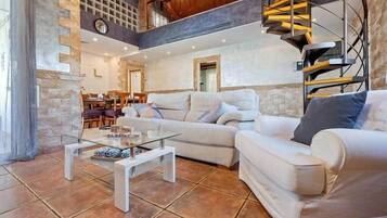 Een televisie en een tafeltennistafel