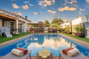 A heated pool - Sea View Villa | Pool BBQ & Beach - Costa Dorada (Calafell)