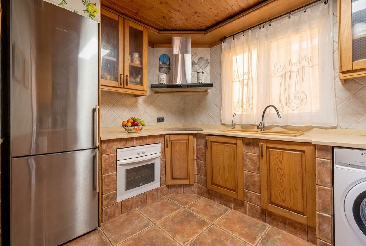 Een koelkast, een magnetron, een kookplaat, een vaatwasser