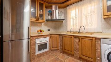 Réfrigérateur, micro-ondes, plaque de cuisson, lave-vaisselle